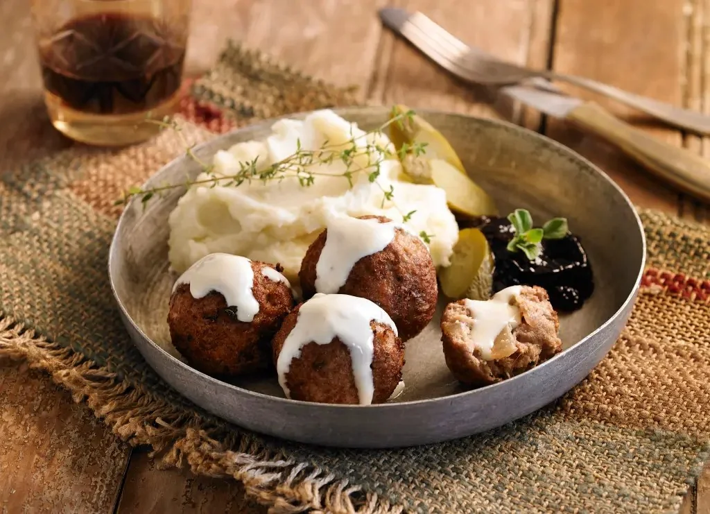 Albóndigas de carne con puré y jalea de arándanos