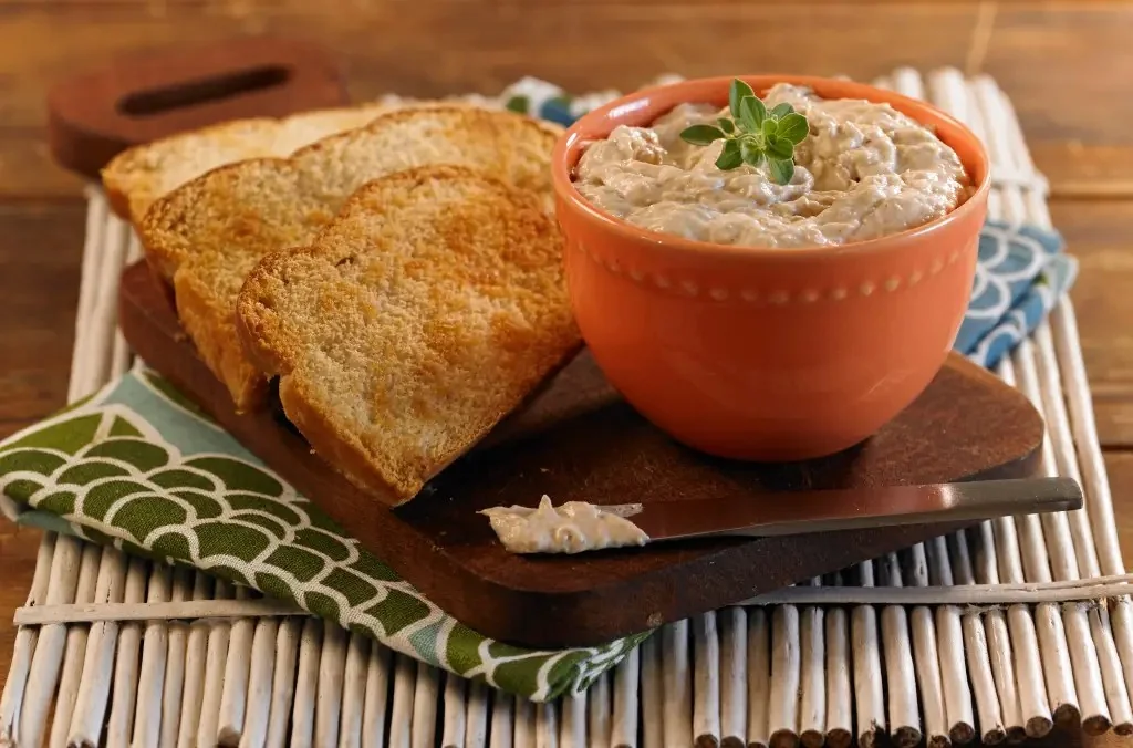 Rico y rápido, prepará un dip de atún para acompañar la entrada