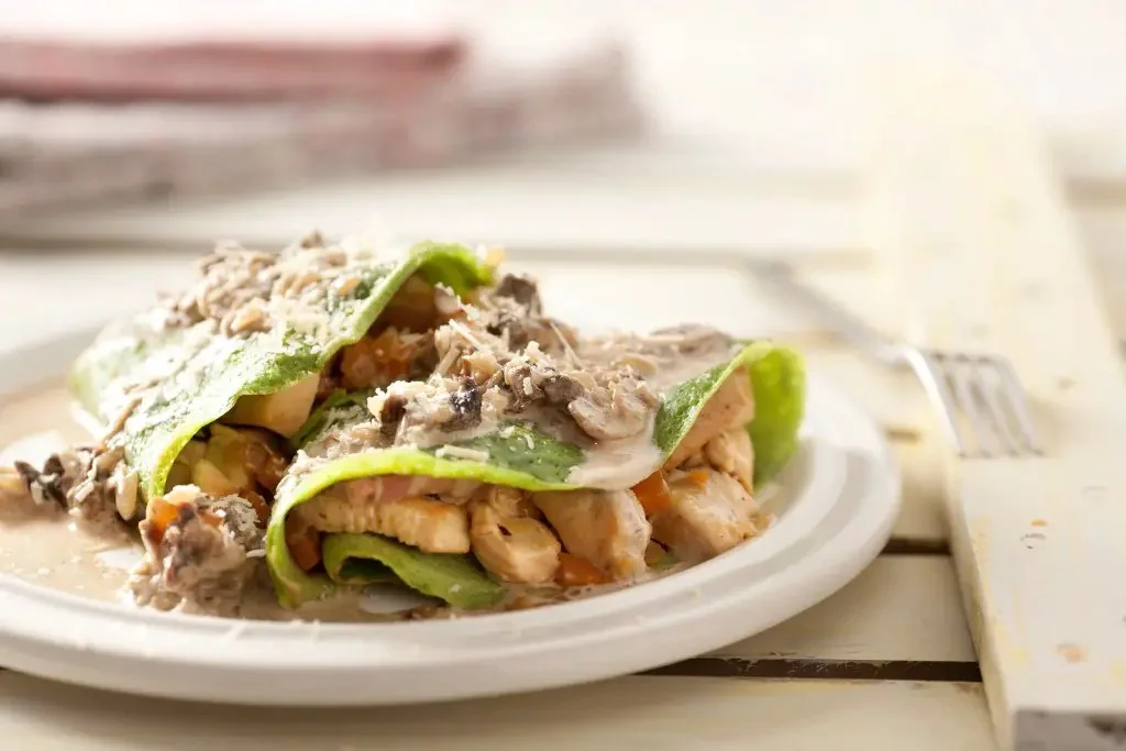 Crepes de espinaca con pollo y salsa de hongos