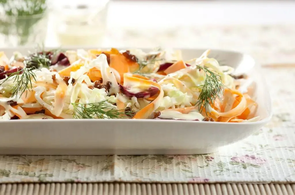 Ensalada con remolachas, repollo blanco, y zanahorias