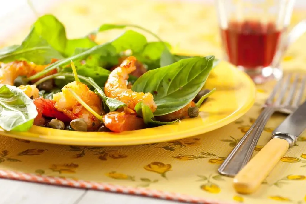 Ensalada de camarones con tomates secos y alcaparras
