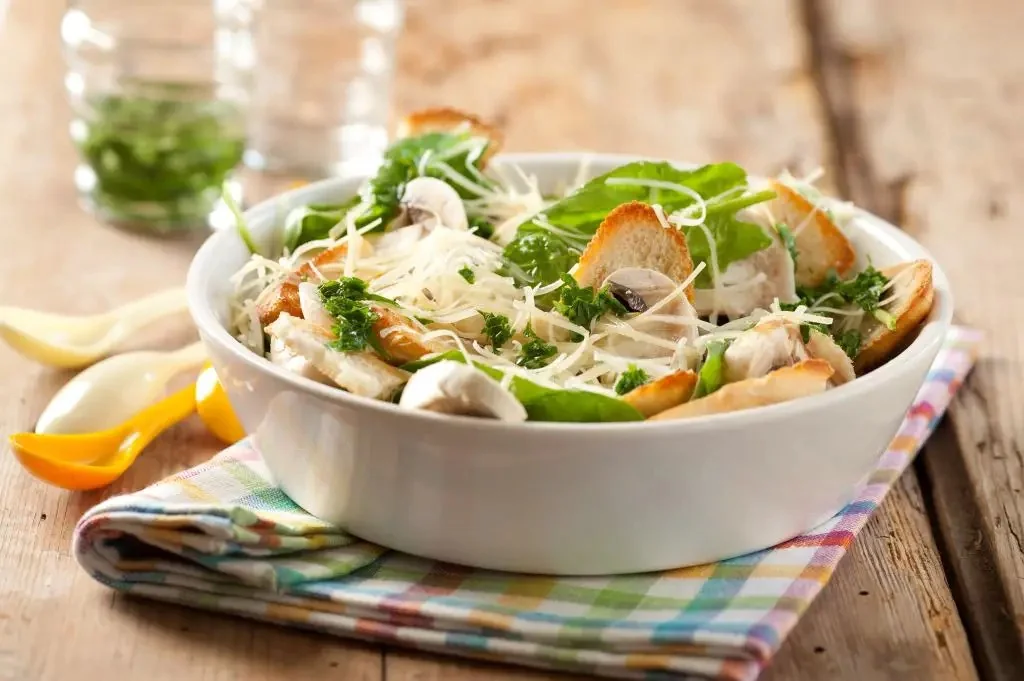 Ensalada de espinacas, champignones y parmesano