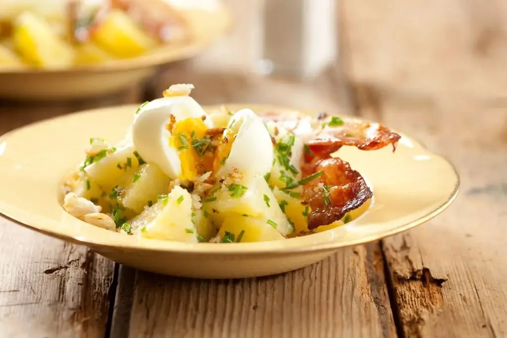 Ensalada de papa, huevo y panceta