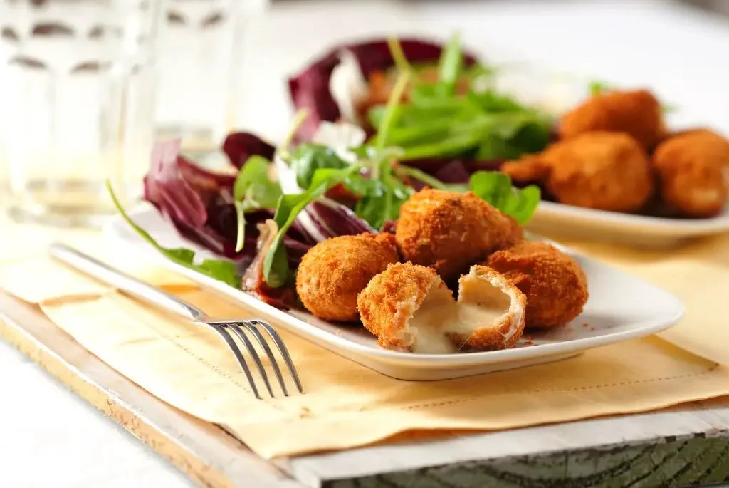 Ensalada de boconccini con verdes y panceta ahumada