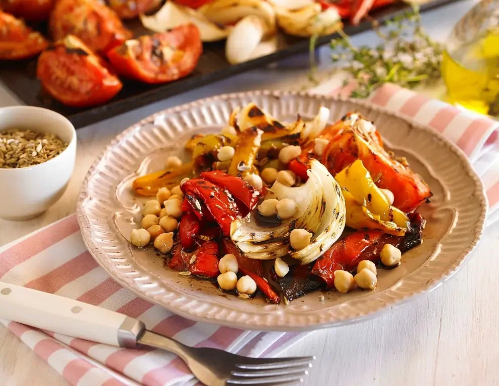 Ensalada de garbanzos, morrones y cebollas