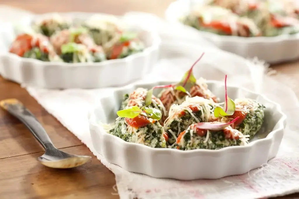 Malfatti de espinaca con coulis de tomate