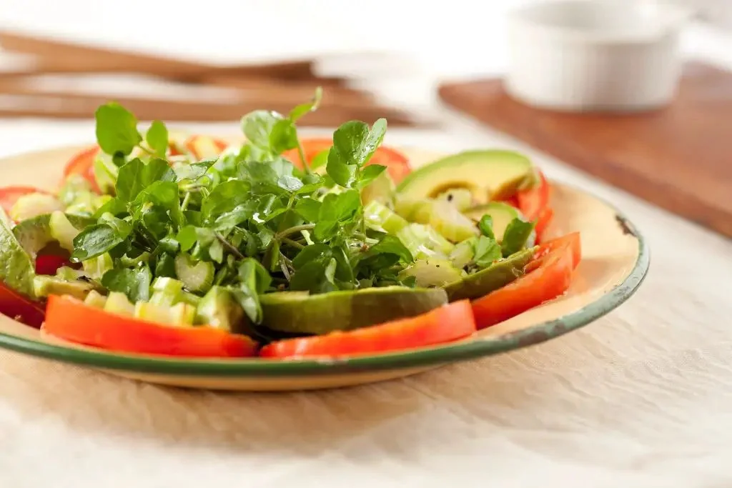 Ensalada de palta, apio, berro y tomate