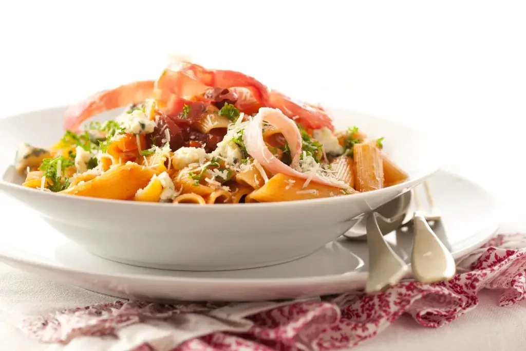 Penne con salsa de queso azul y panceta