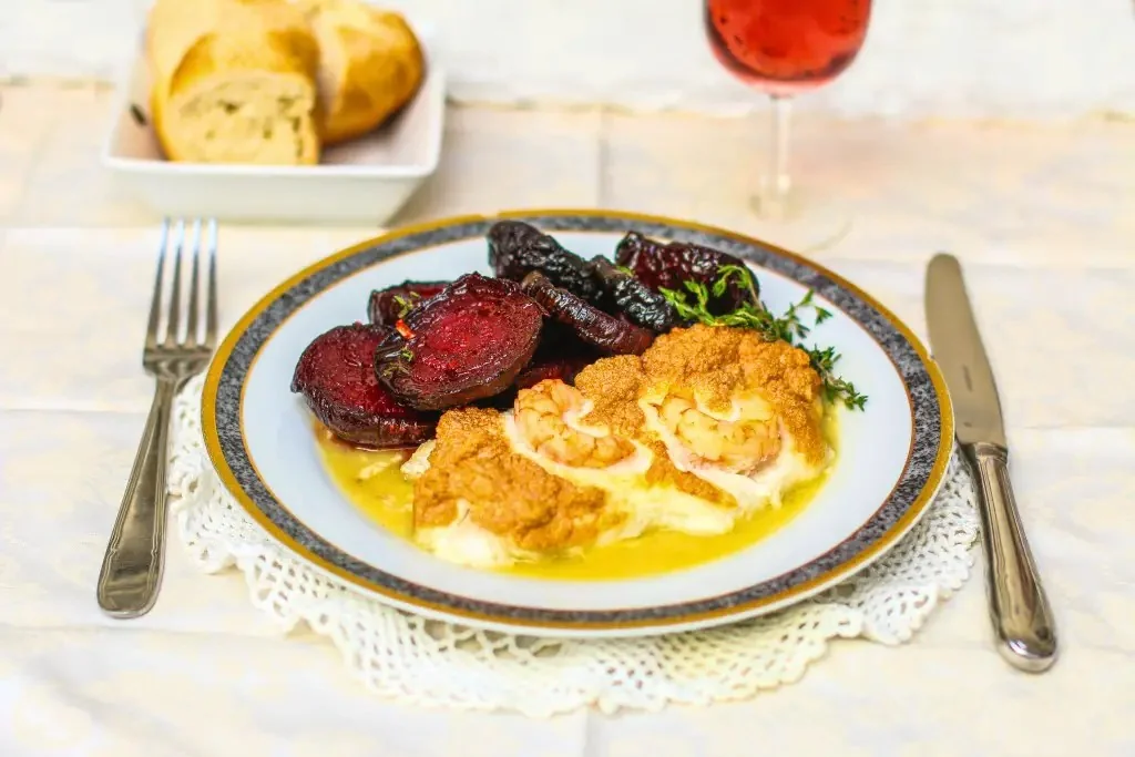 Pescado de pascua con remolachas asadas