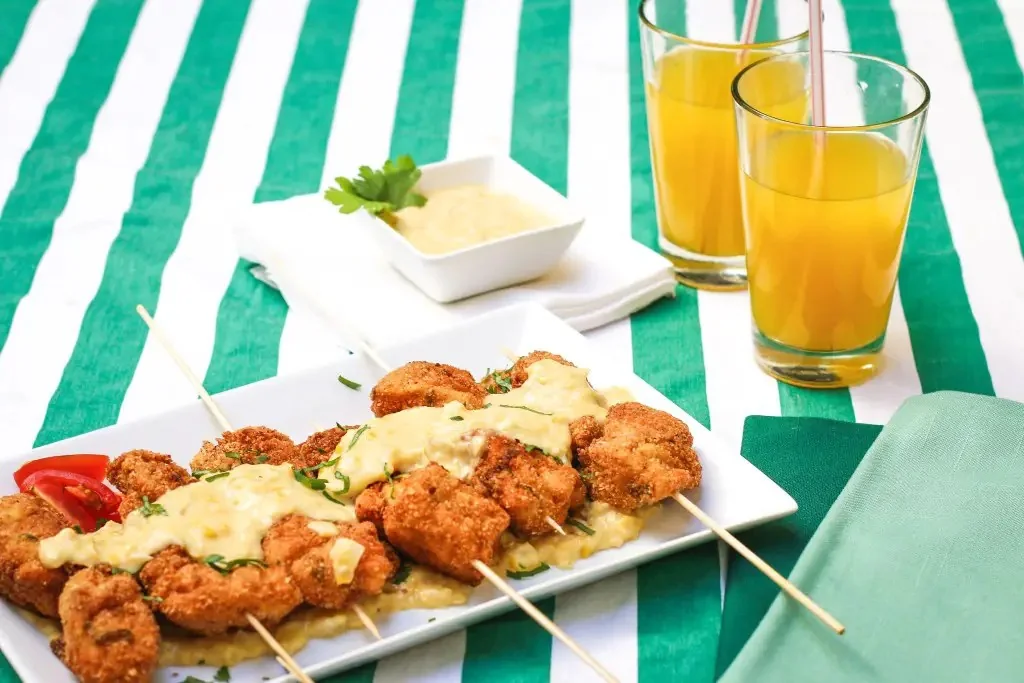 Pinchos de pollo con crema de choclo