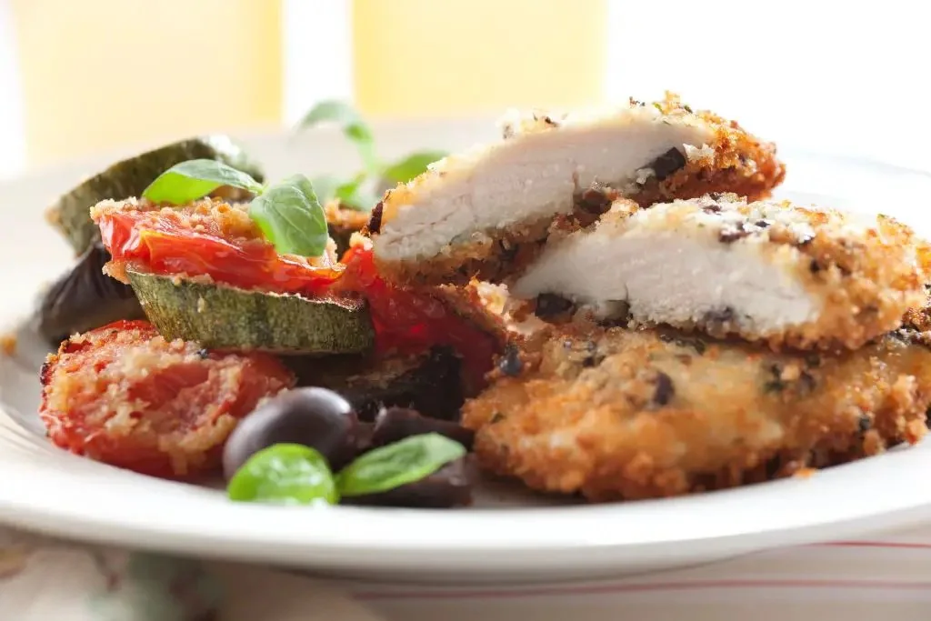 Supremas con crocante de queso y olivas