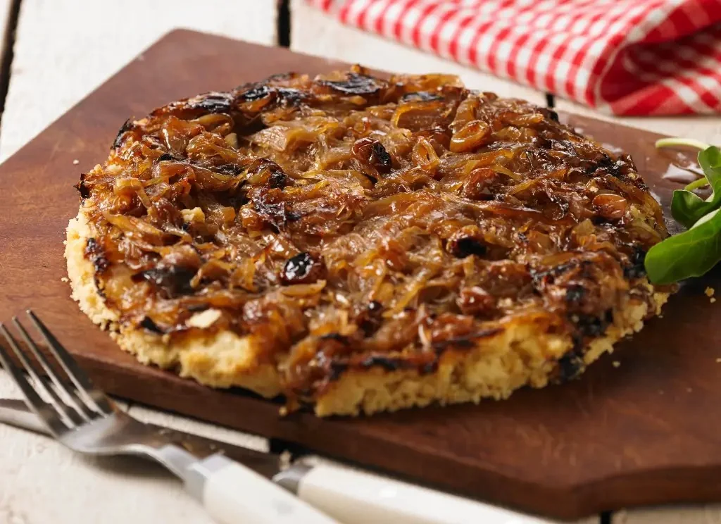Tarta tatin de cebolla aromatizada con miel