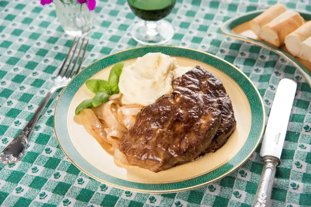 Bifes de hígado con puré de papas