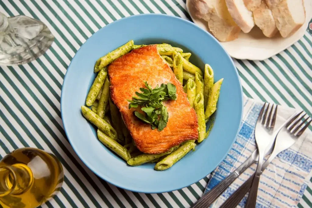 Penne con salmón y salsa de berros